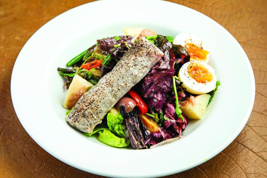 Salada niçoise, tomate, azeite e limão: do Bistrô Charlô Salada niçoise, tomate, azeite e limão: do Bistrô Charlô