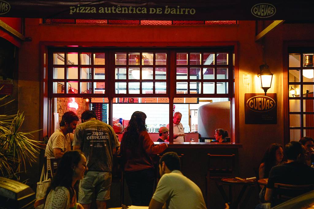 Cuevas: pequeno salão da pizzaria no Alto da Lapa