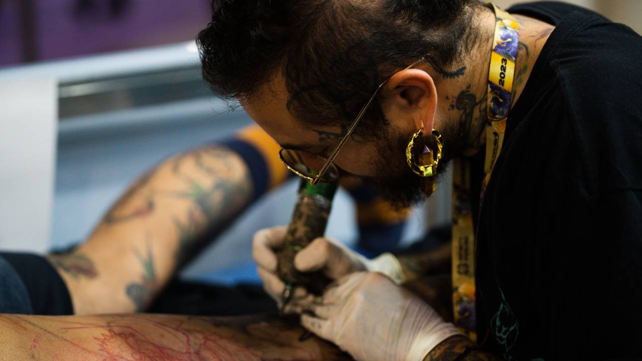 Tatuador durante Tattoo Week em SP em 2023