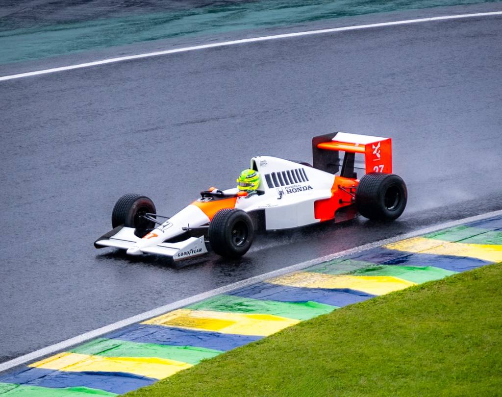 Hamilton dirige McLaren de Senna e emociona público em Interlagos