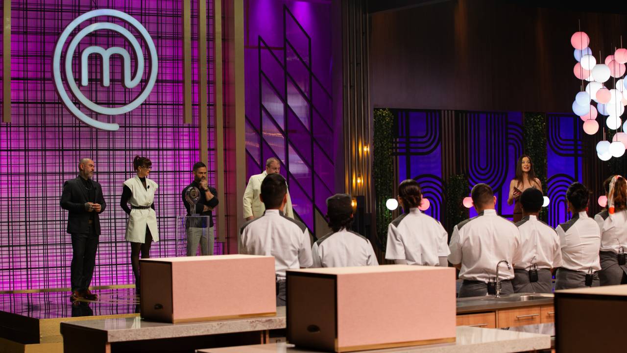 No estúdio Masterchef: O jurados Henrique Fogaça, Helena Rizzo e Erick Jacquin com Diego Lozano e Ana Paula Padrão: equipe de confeiteiros profissionais