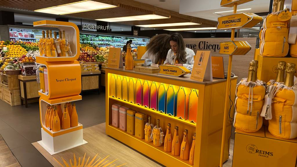 Champanhe Veuve Clicquot monta ponto de venda e customização de acessórios