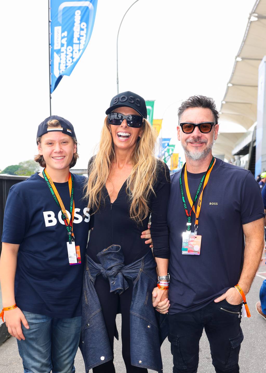Adriane Galiseteu, ao centro, posa com o filho Vittorio e o marido Alexandre I&oacute;dice