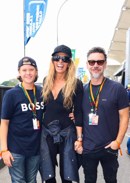 Adriane Galiseteu, ao centro, posa com o filho Vittorio e o marido Alexandre I&oacute;dice