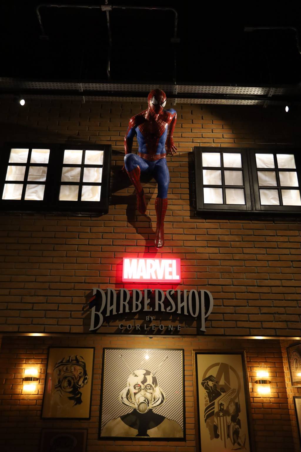 IMG_9318 Fachada em tijolos com homem-aranha no topo