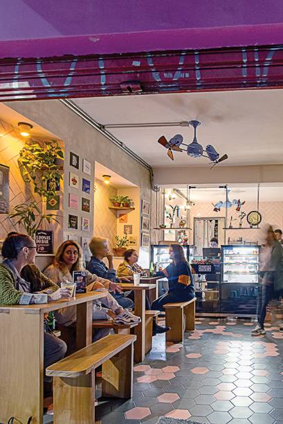 Ladin: salão com mesas em Perdizes Ladin: salão com mesas em Perdizes