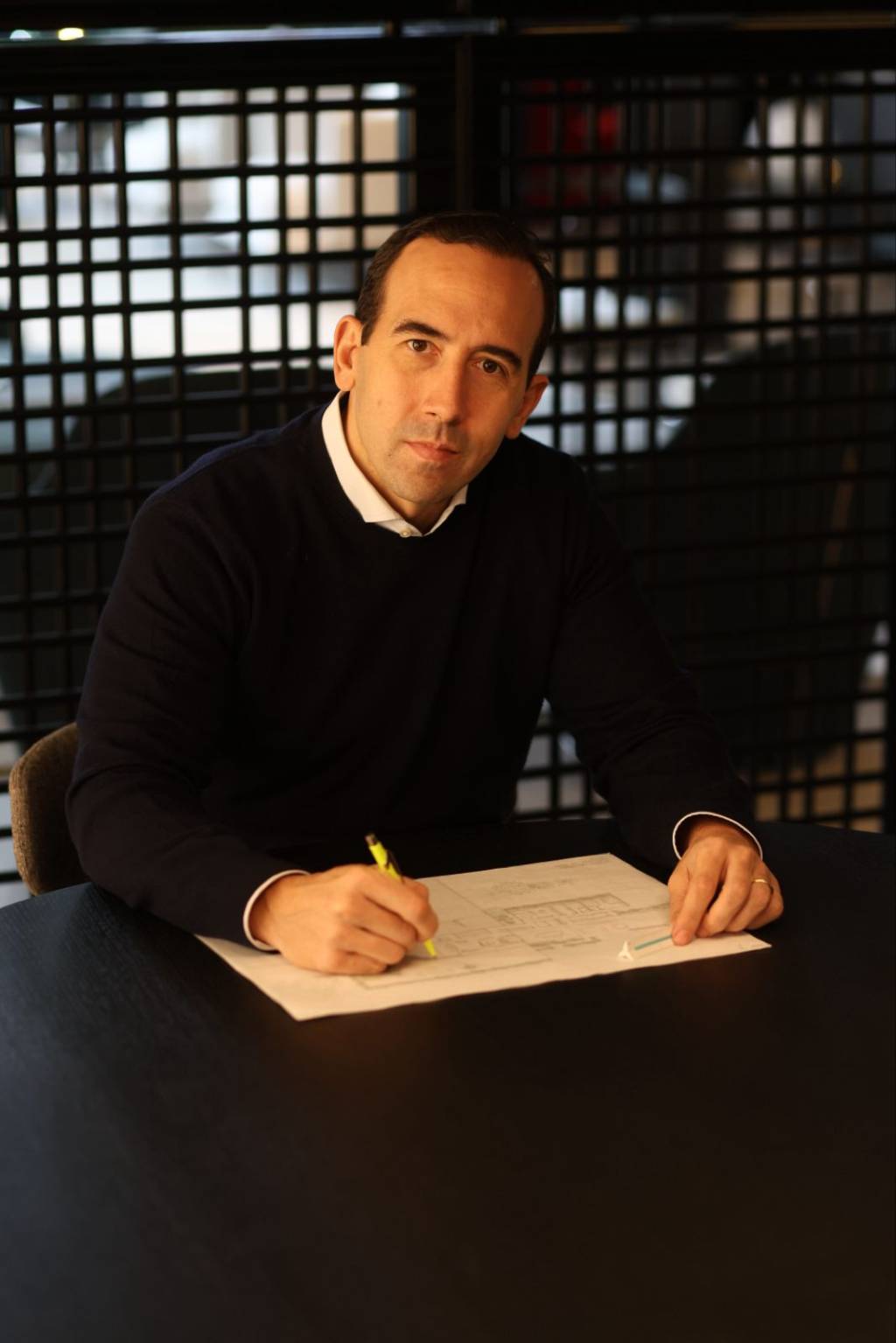 Marcelo Passarelli Crédito Wilson Dorigon-Divulgação (1) Homem de cabelos curtos sentado em mesa preta com livro aberto