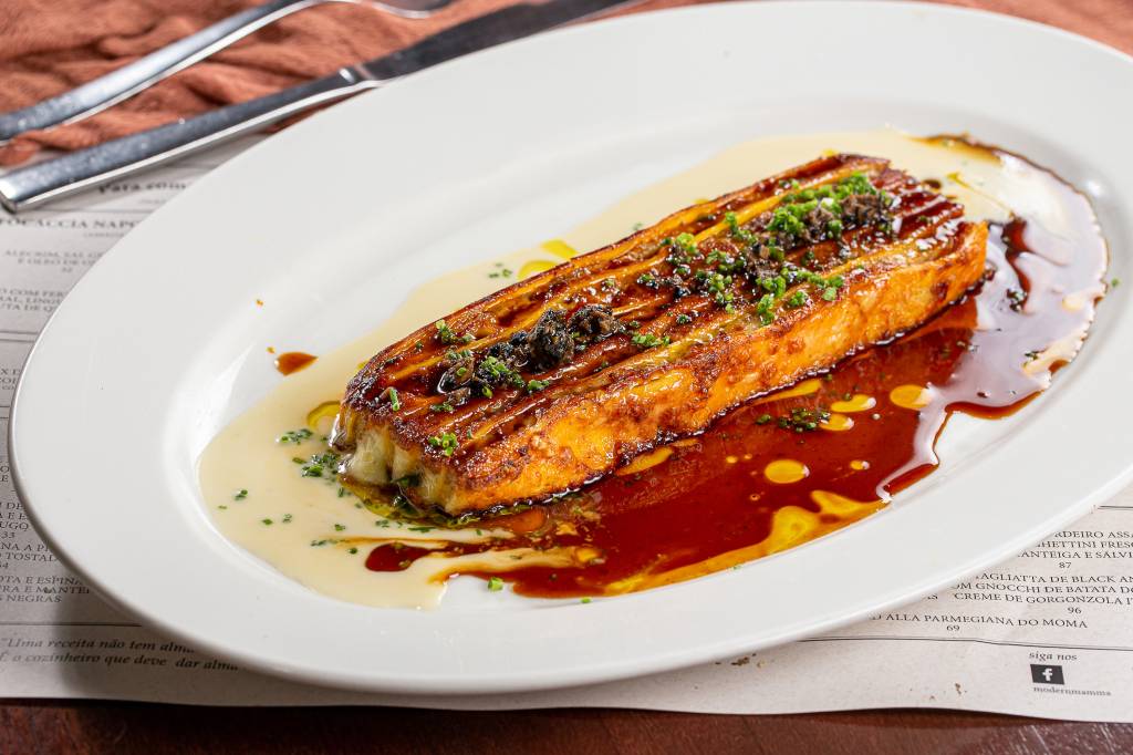 Modern Mamma Osteria_Lasanheta de Vitelo_Rodolfo Regini1 massa na forma de mil-folhas recheada de carne de vitelo em um prato branco