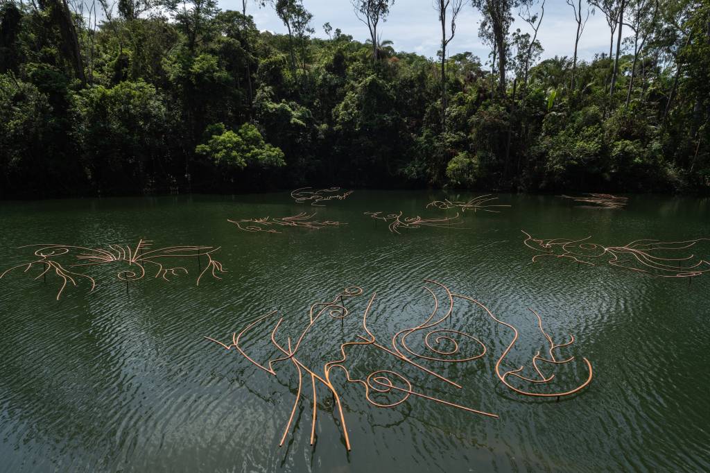 Rebeca Carapiá_Inhotim 2024_foto Ícaro Moreno_1 Obra de tiras de latão suspensos em lago
