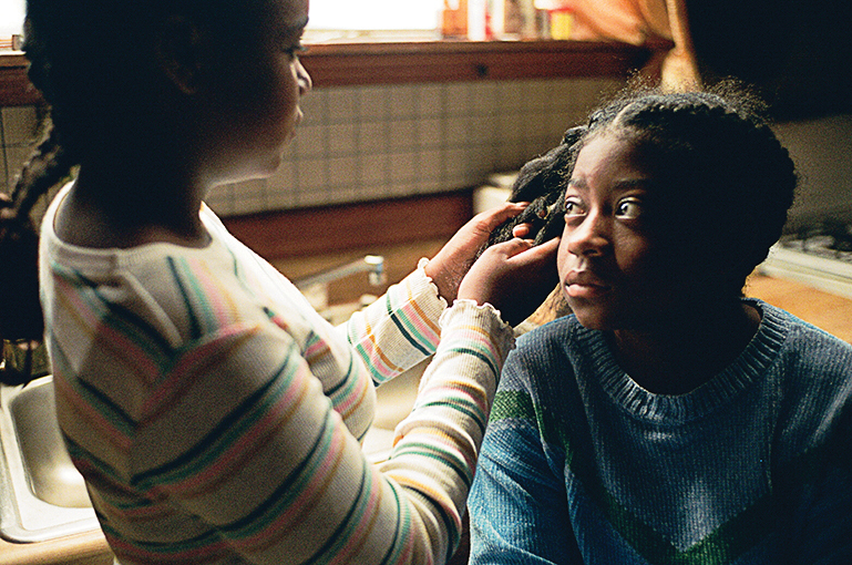 ‘Todas as Estradas de Terra…’ é saga geracional silenciosa, mas potente