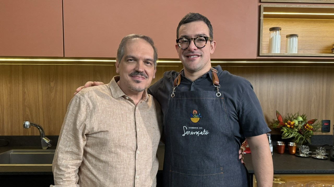 Duas pessoas abraçadas e sorrindo para a foto