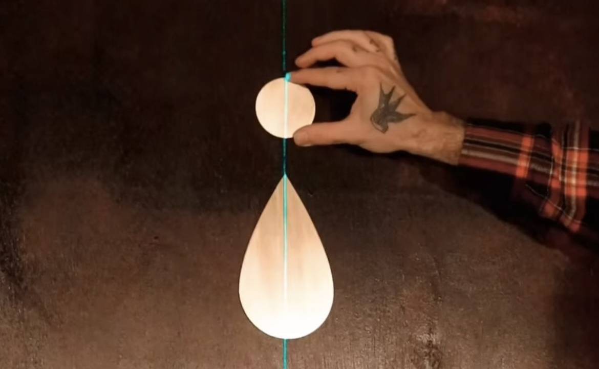 Símbolo de lágrima na parede do bar