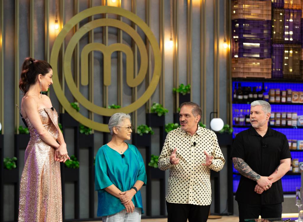 MasterChef Confeitaria 3 De pé a partir da esquerda: Ana Paula Padrão, Saiko Izawa, Arnaldo Lorençato e Flavio Federico