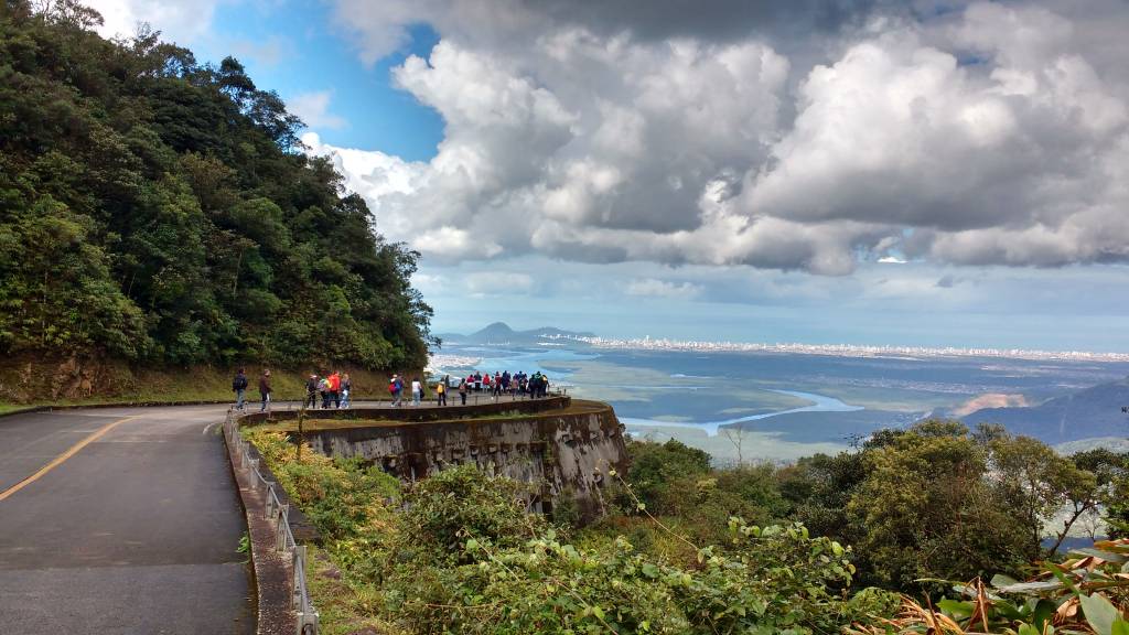 Como é descer a estrada velha de Santos a pé?