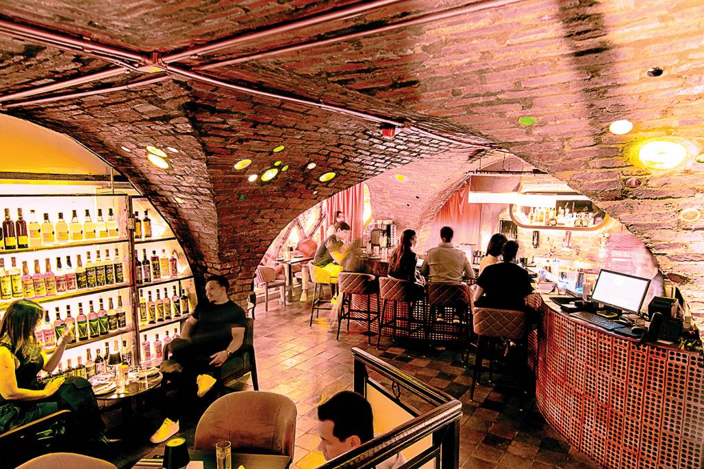 Conheça o Oculto, bar de coquetelaria secreto na Vila Madalena