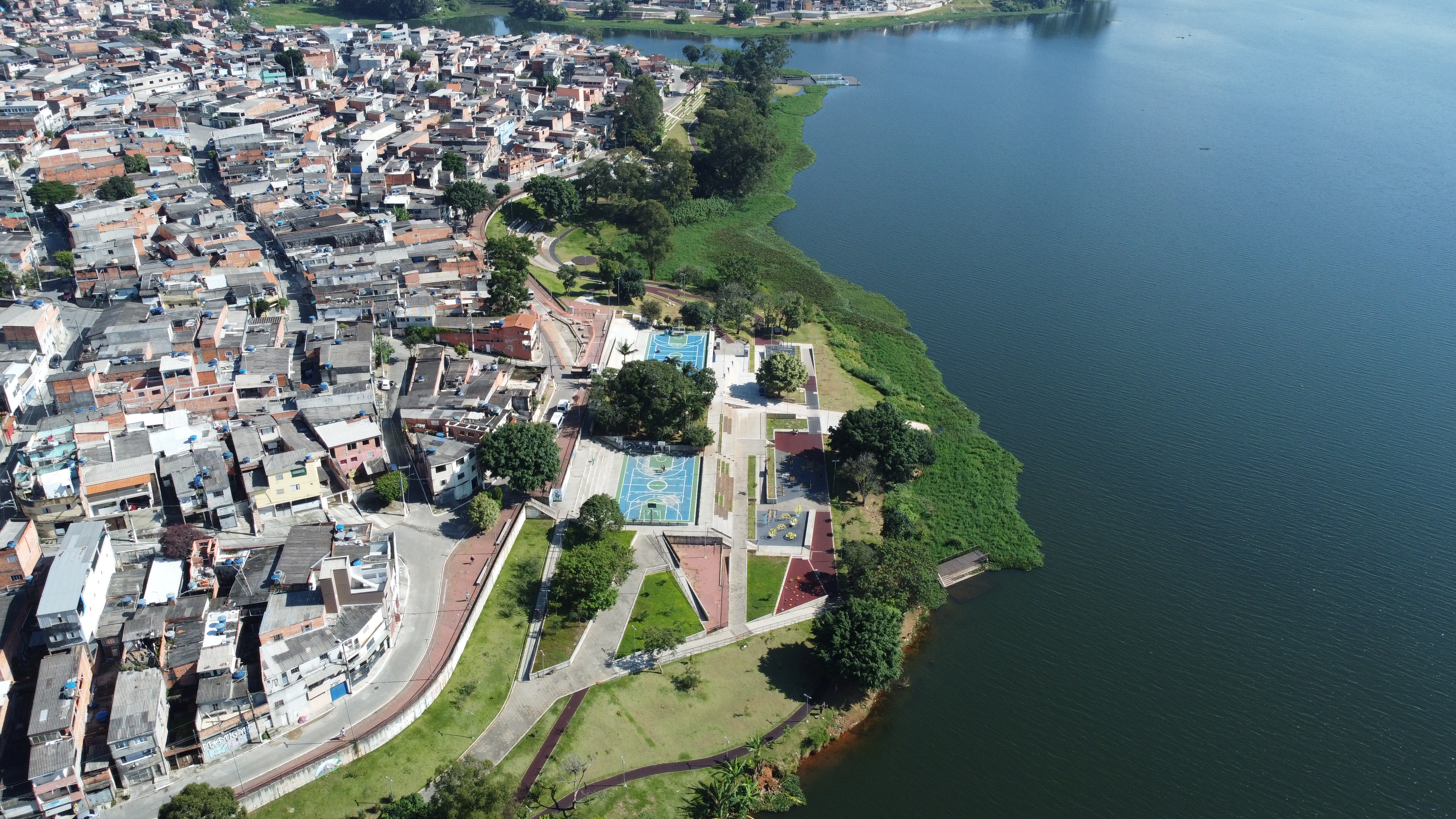 A urbaniza&ccedil;&atilde;o do Cantinho do C&eacute;u, &agrave; beira da represa Billings