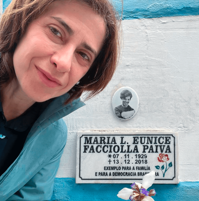A atriz Fernanda Torres no túmulo de Eunice Paiva