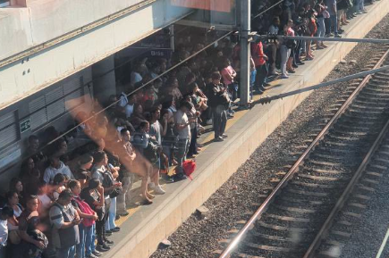 Descarrilamento de trem de carga gera caos na CPTM e lota estações do Metrô de SP