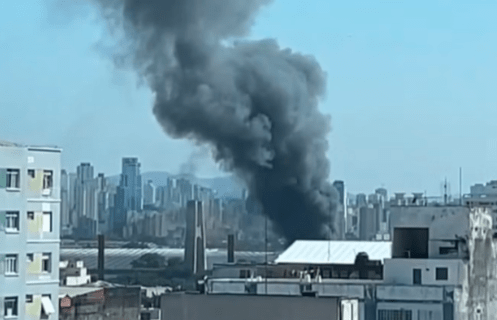Incêndio atinge casas no Bom Retiro, em SP