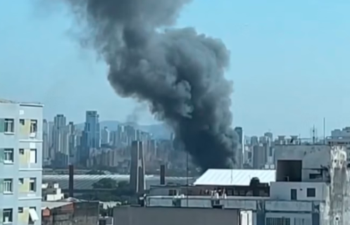 Incêndio atinge casas no Bom Retiro, em SP