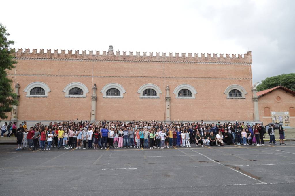 Unipar leva 2 000 alunos da rede pública ao Museu Catavento em SP