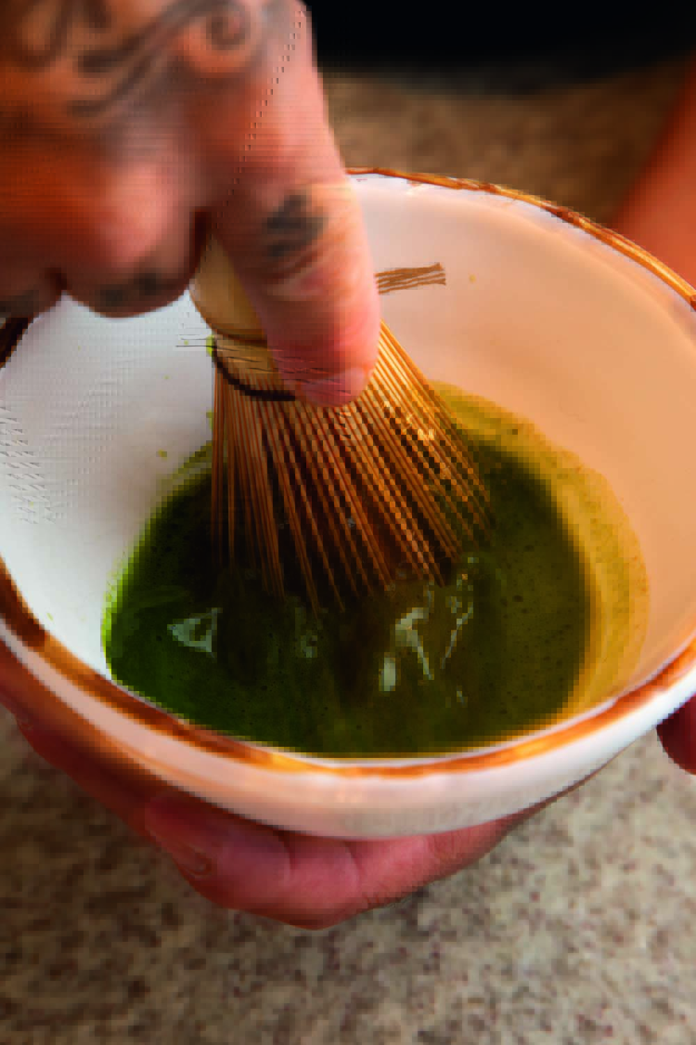 matcha tônica _ Zé Latte Café Pessoa mexendo o matchá em um pote