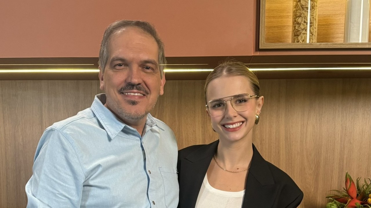 Duas pessoas abraçadas e sorrindo para a foto