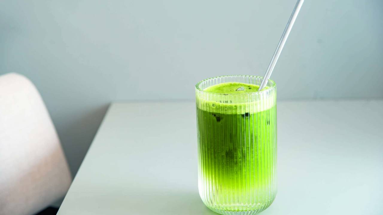 Copo com bebida verde de matchá