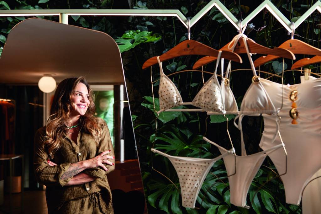 Biquínis fazem bonito da areia ao bar