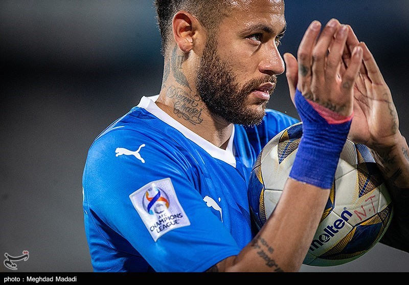 Neymar de camisa azul segurando bola