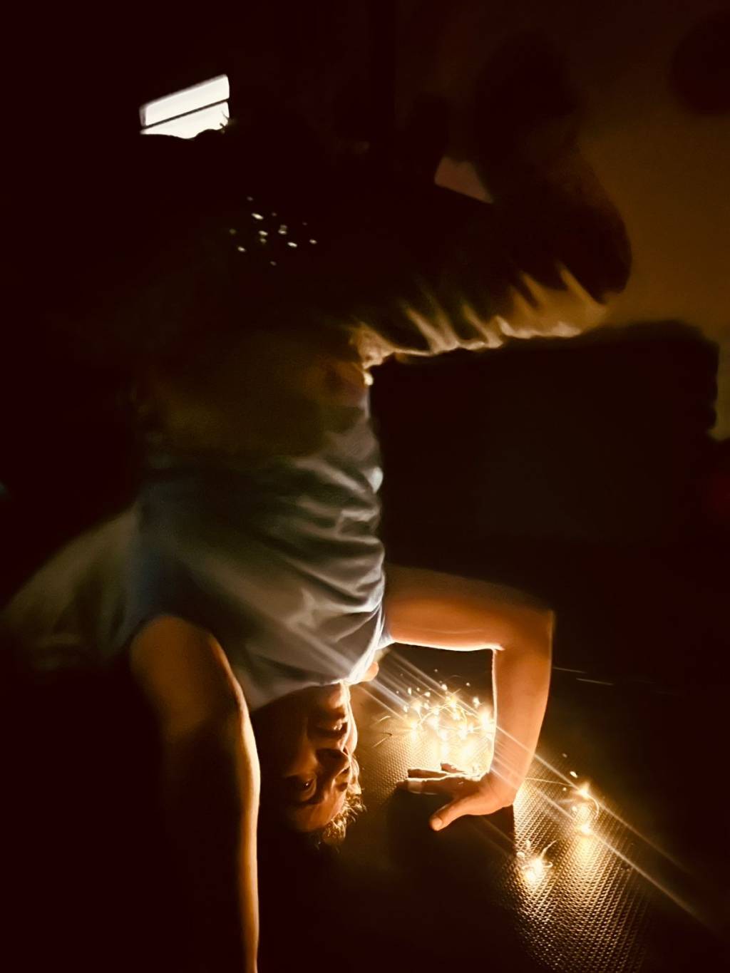 Narrativas multifacetadas em ‘Estado Escuro’, no Sesc Belenzinho