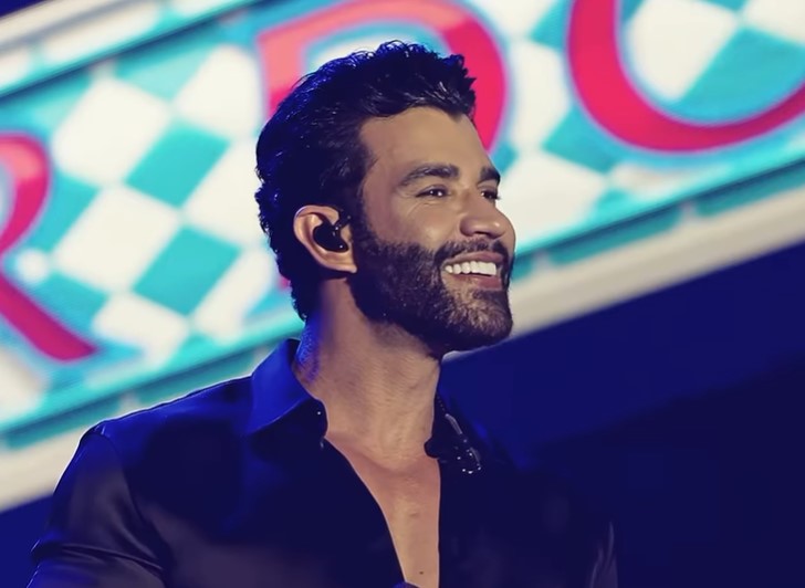 Pessoa no palco sorrindo
