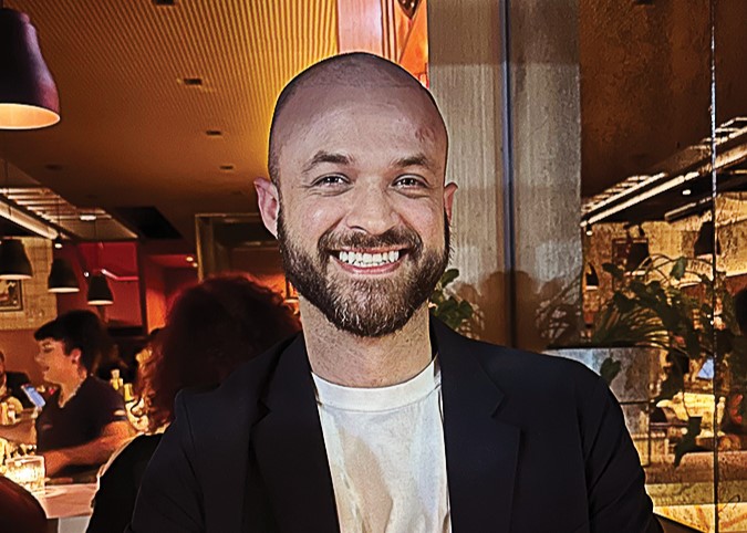 Homem sorrindo olhando para a câmera