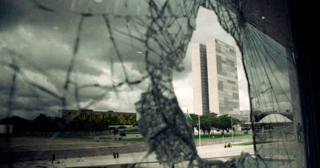 Cena de Apocalipse nos Trópicos, de Petra Costa Tensões em Brasília: religiosos a favor e contra Jair Bolsonaro