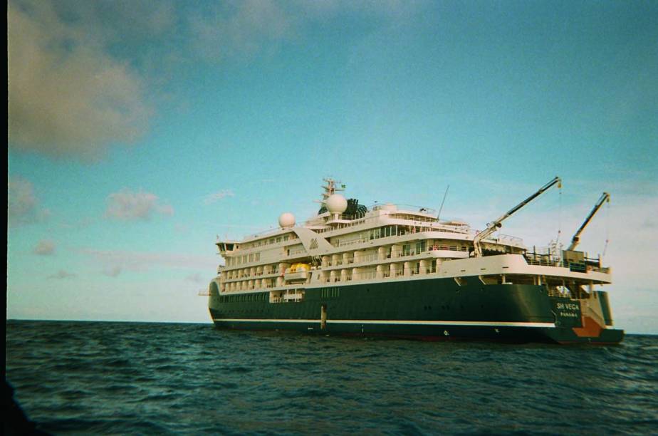 O navio SH Vega em alto-mar: visão do bote