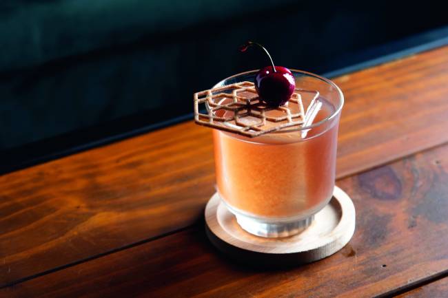 No meio do agito da Vila Madalena, bar fica “camuflado” atrás de porta