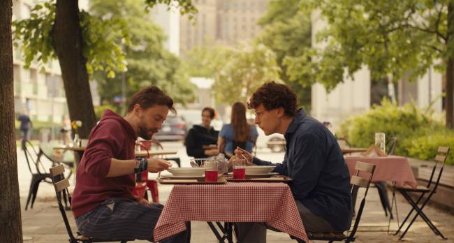 Diferenças entre personagens de Culkin e Eisenberg: dores particulares e coletivas