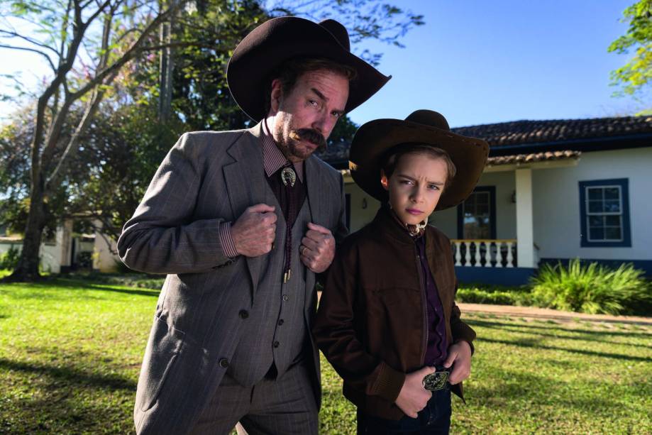 O elenco de 'Chico Bento e a Goiabeira Maraviosa': o Dotô Agripino(Augusto Madeira) e seu filho, Genesinho (Enzo Henrique)