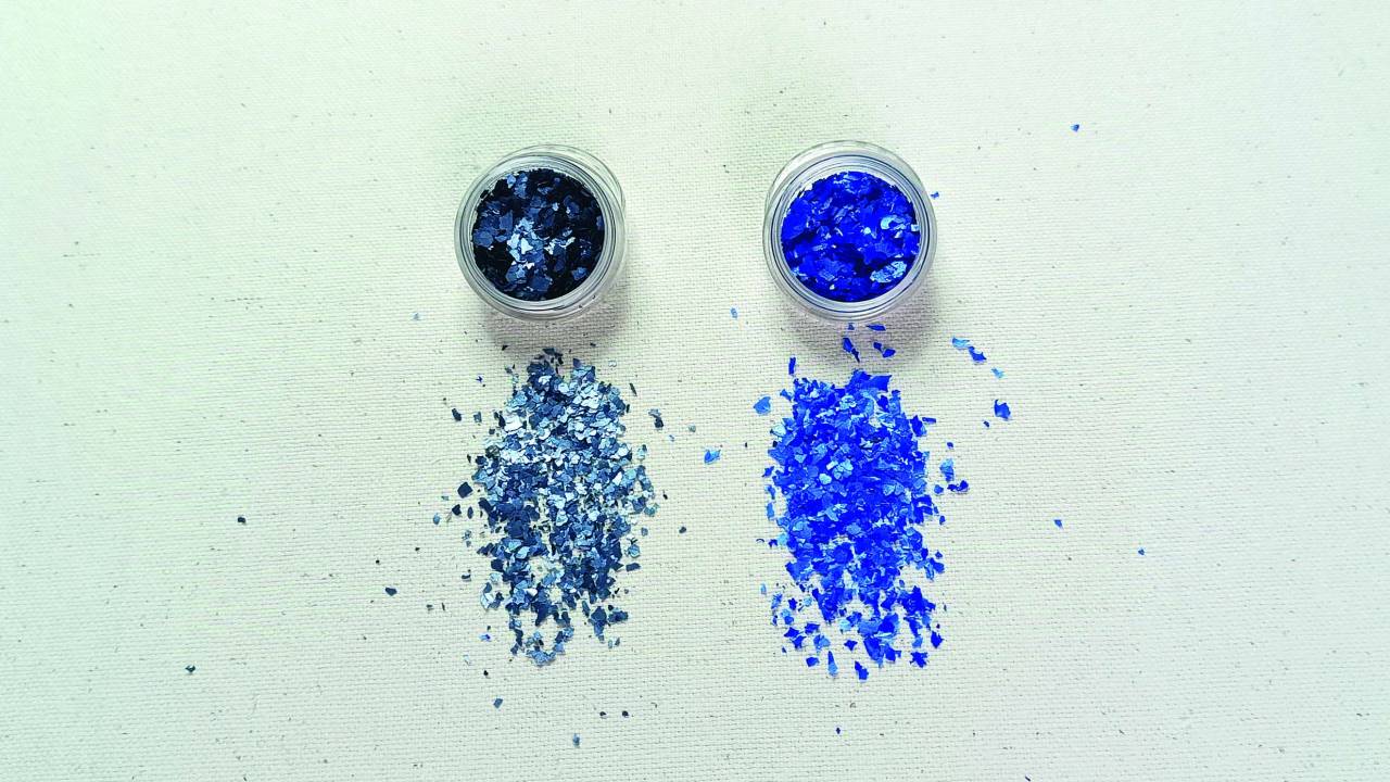 Dois potes de glitter com fundo branco