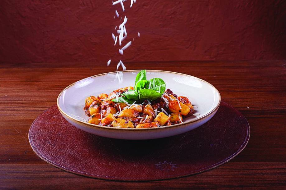 Cabaña Argentina: nhoque de mandioquinha com molho de linguiça calabresa e tomate Cabaña Argentina: nhoque de mandioquinha com molho de linguiça calabresa e tomate