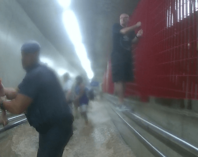 Câmera de PM flagra resgate de passageiros em estação alagada em SP