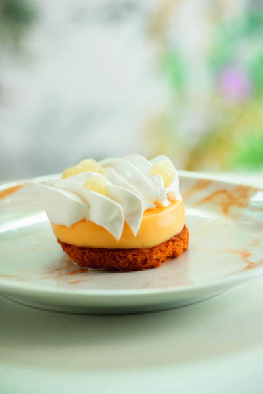Charlotte Patisserie Prato branco decorado com torta de limão e merengue por cima