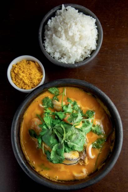 Mag: moqueca mista de peixe, mexilhão, lula e camarão cozidos no leite de coco, acompanhada de arroz e farofa