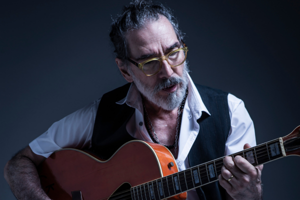 Lobão faz show no Blue Note: voz e violão