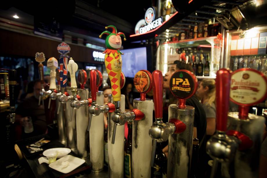 O bar Rock & Burguer: cervejas de v&aacute;rios pa&iacute;ses