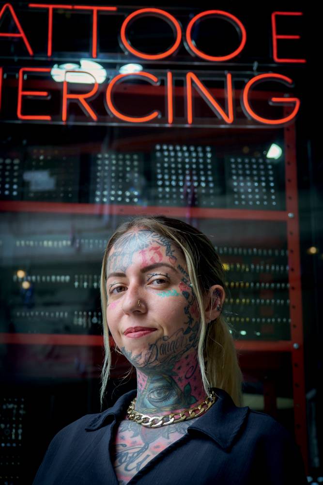 Aline Prestes, da Blackout Tattoo