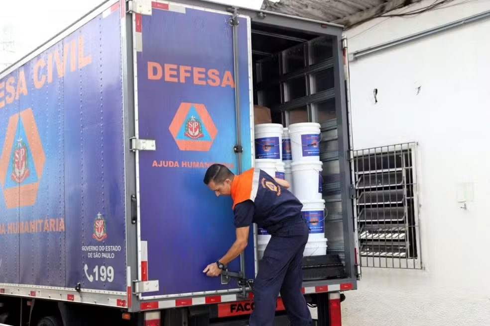 Governo de SP reforça ajuda para vítimas de chuvas em Peruíbe