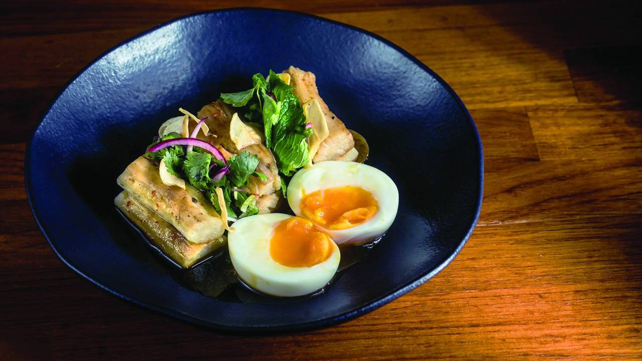 Prato escuro azul com salada e ovos