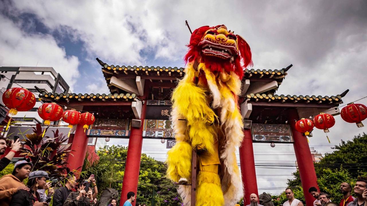 Dança do leão e dragão no Ano Novo Chinês, na Liberdade