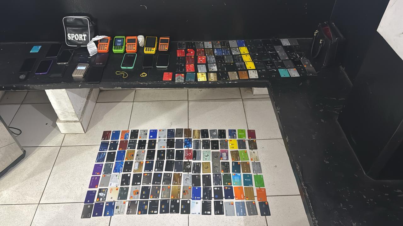 Cartões e celulares espalhados pelo chão